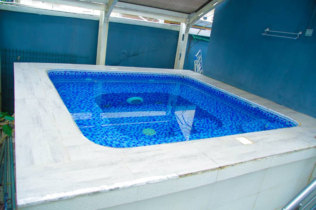 3 bed 230k per night